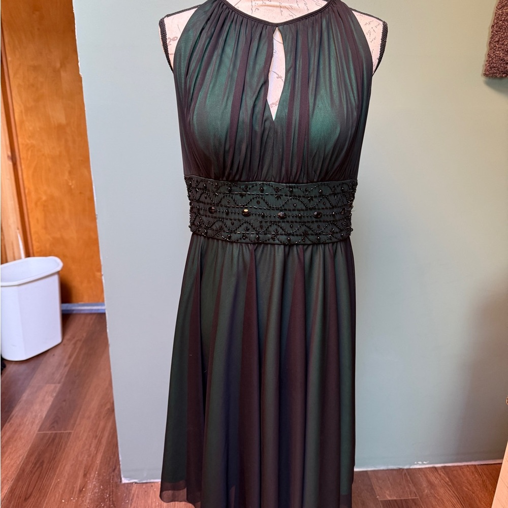 Elegant Green Midi Dress with Lace Waist